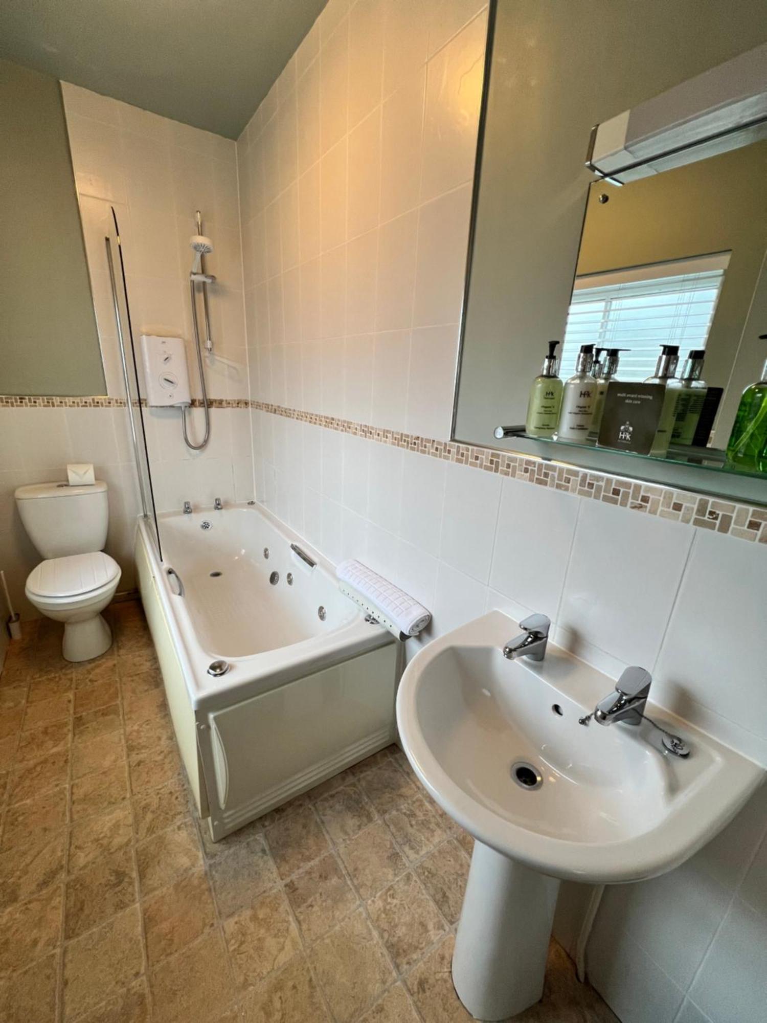 Devonshire Arms Inn Cracoe Екстериор снимка